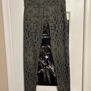 SO Green and Black Leggings Comfortable Stretchy Bottoms